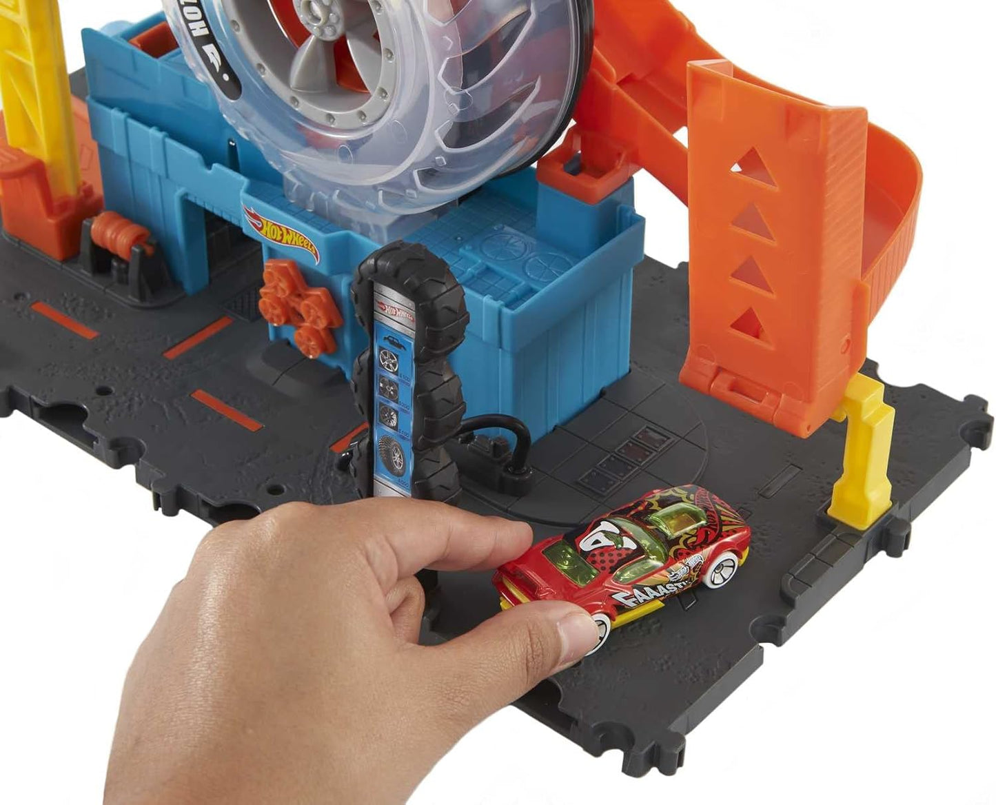 Hot Wheels City Super Twist Tire Shop Playset, Spin The Key to Make Cars Travel Through The Tires, Includes 1 Car, Gift for Kids 4 to 8 Years Old (Amazon Exclusive)