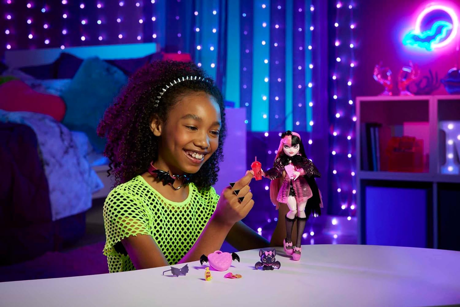 Monster High Doll, Draculaura with Pink & Black Hair in Signature Look with Fashion Accessories & Pet Bat Count Fabulous