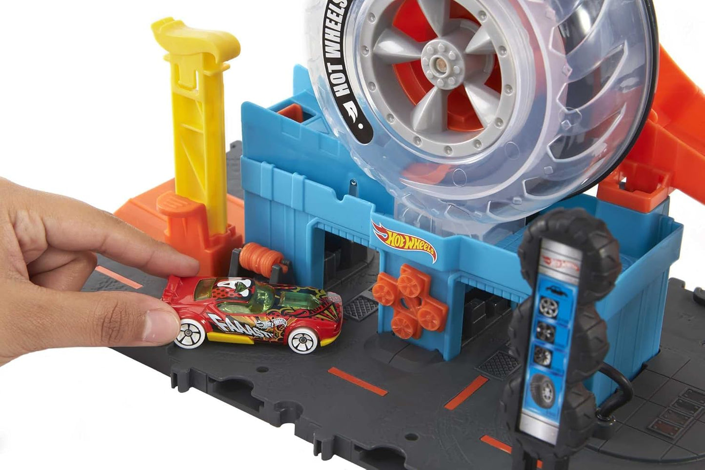 Hot Wheels City Super Twist Tire Shop Playset, Spin The Key to Make Cars Travel Through The Tires, Includes 1 Car, Gift for Kids 4 to 8 Years Old (Amazon Exclusive)