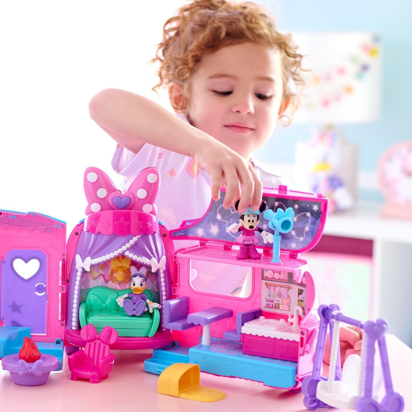 Disney Junior Minnie Mouse Bows-A-Glow Rolling Glamper 13-Piece Figures and Playset, Kids Toys for Ages 3 Up, Amazon Exclusive by