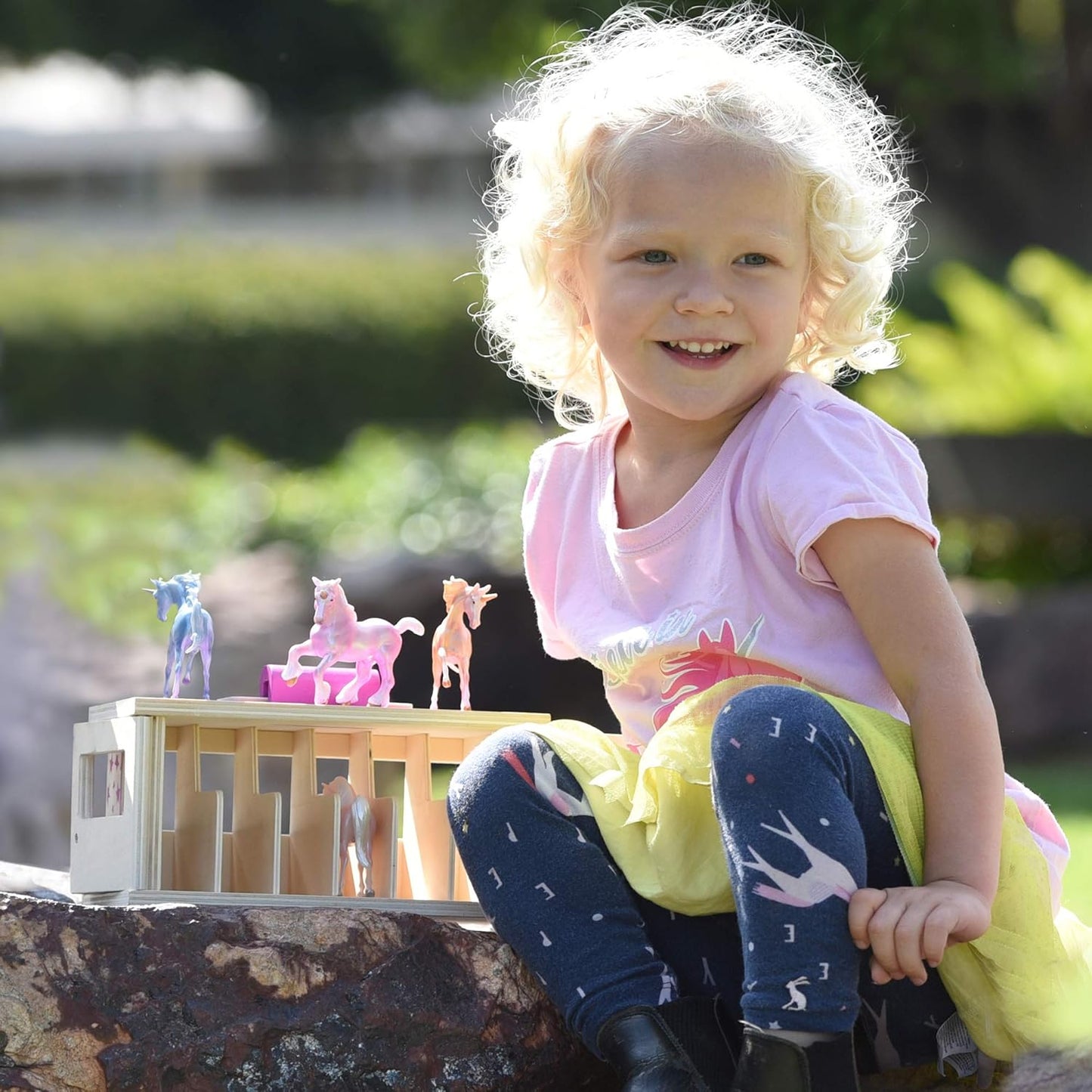 Unicorn Magic Wooden Carry Stable Playset W/ 6 Unicorns
